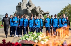 Юные футболисты "Чайки" возложили цветы к мемориалу жертвам фашизма в Ростове-на-Дону